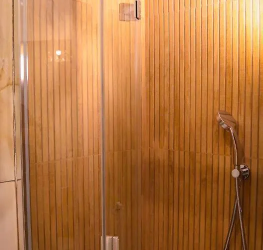 לינה וארוחת בוקר Mama House 4*